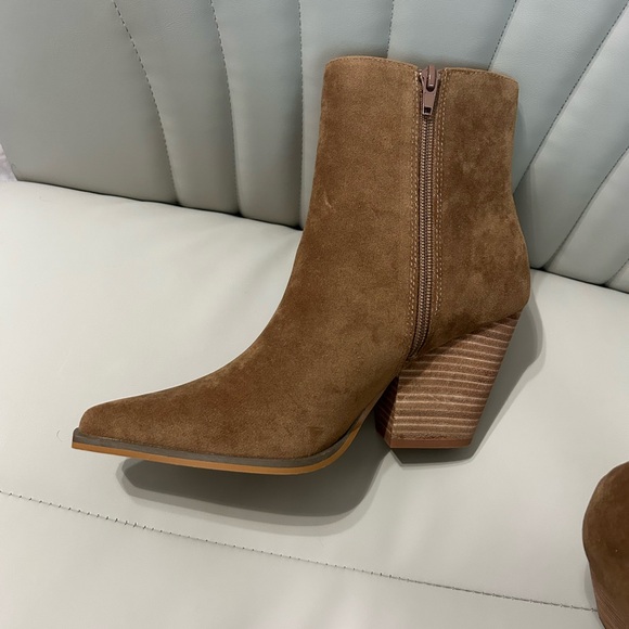 Elegant Tan Ankle Boots - Picture 5 of 10